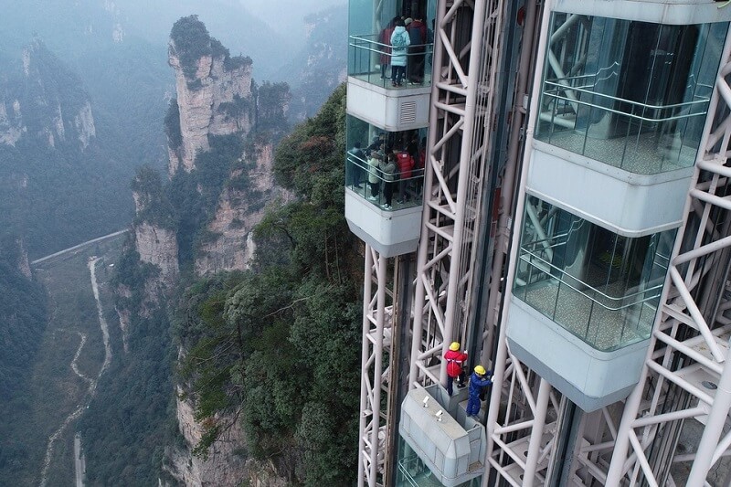 Thang máy Bách Long (ở Hồ Nam, Trung Quốc) giữ kỷ lục là thang máy ngoài trời cao nhất thế giới