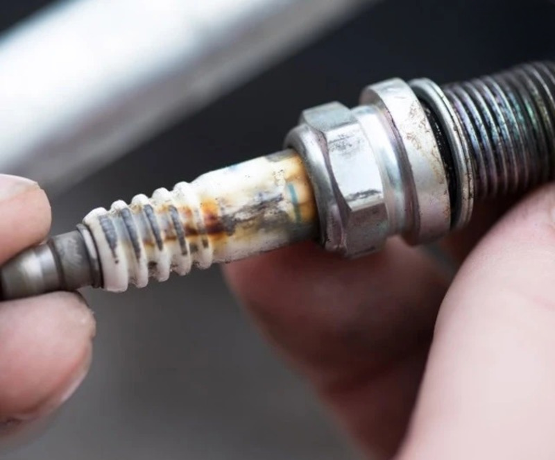 Thường xuyên tháo bugi và kiểm tra tình trạng của Bugi trong quy trình bảo dưỡng máy phát điện