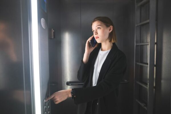 Liên lạc với đội cứu hộ để thông báo tình hình