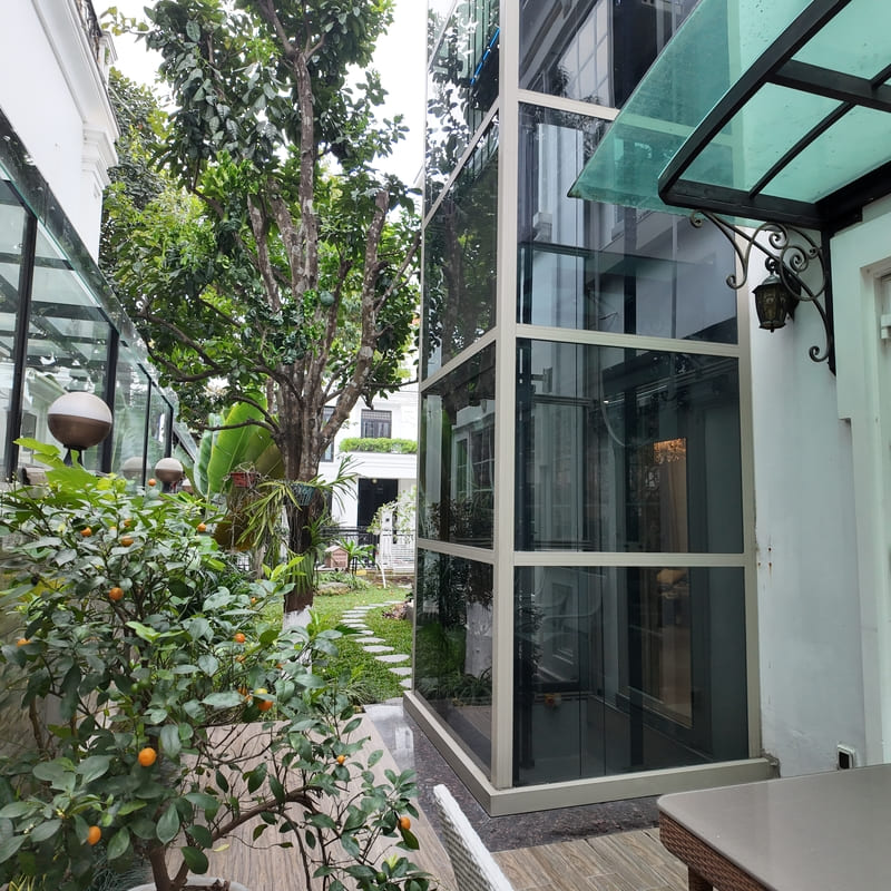 Nên lắp đặt thang máy phía bên ngoài