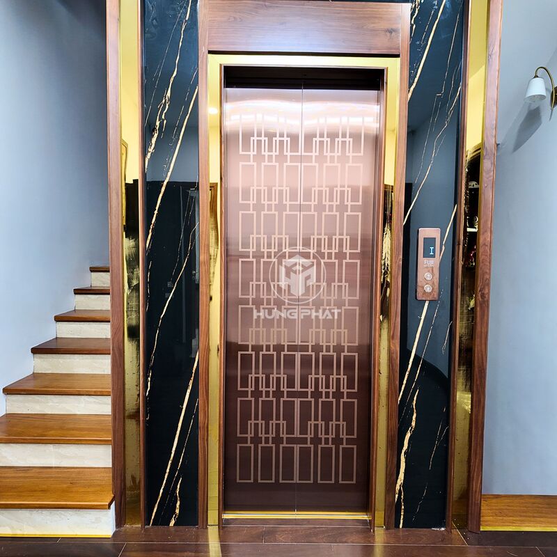 Thang máy đặt cạnh cầu thang bộ