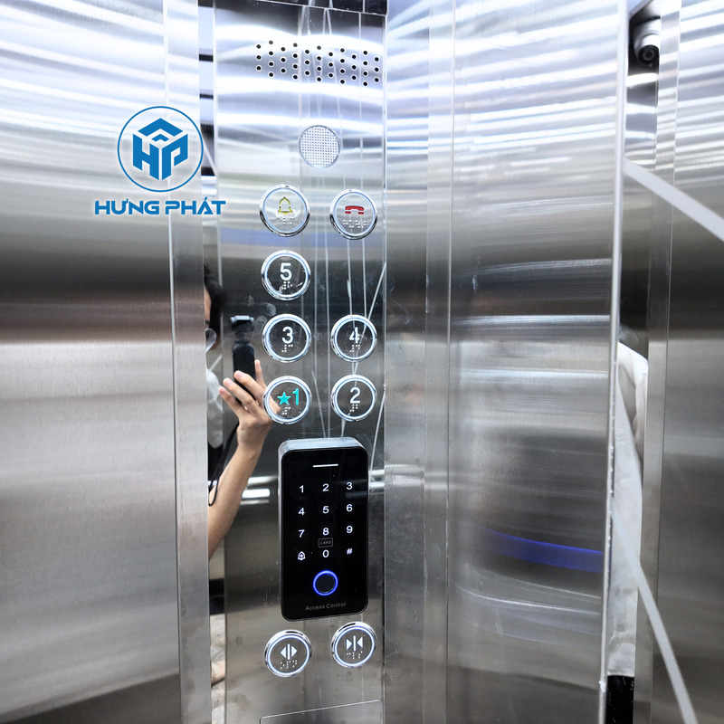 Thang máy nhập khẩu Fuji lắp đặt tại công trình nhà báo Bùi Duy Trinh 3 Bảng điều khiển trong phòng thang