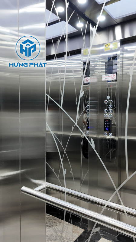 Thang máy nhập khẩu Fuji lắp đặt tại công trình nhà báo Bùi Duy Trinh 4 Vách sau thang bằng inox nhuyễn xen lẫn inox gương hoa văn