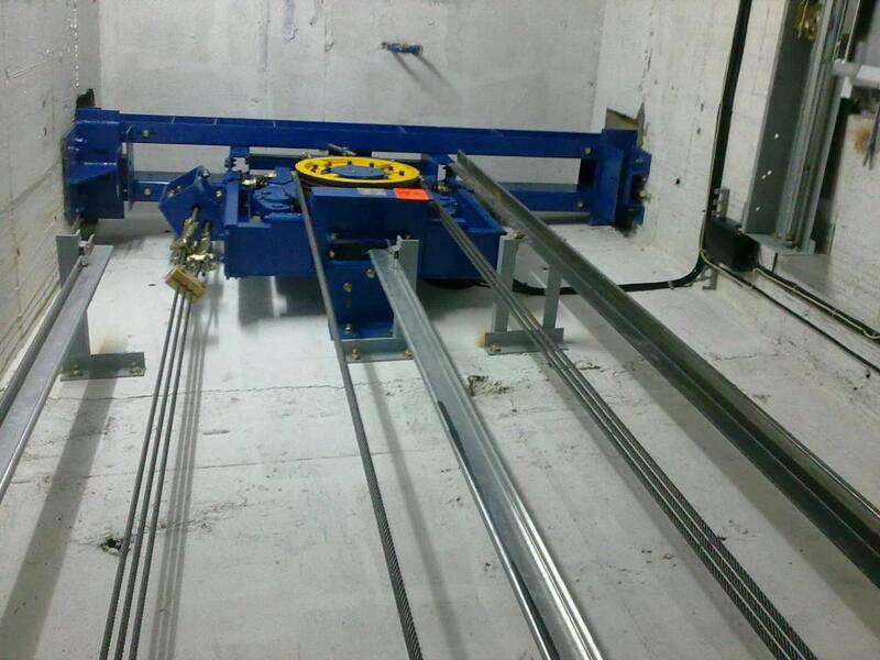 Máy móc đặt trong hố thang của thang không phòng máy